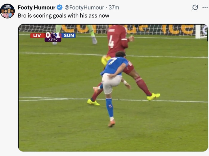 Meme gaya bokong Virgil van Dijk saat bertahan jadi ancaman Liverpool.