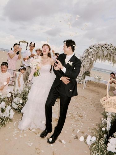 On Ju Wan dan Minah Girl's Day resmi menikah melalui acara yang digelar secara tertutup pada November 2025.