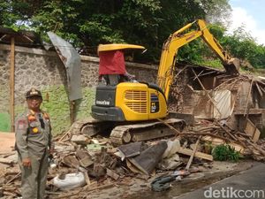 Satpol PP Klaten Robohkan Belasan Warung Esek-esek di Gondang