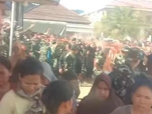 Ratusan Warga Tapteng Korban Bencana Maksa Masuk Gudang Bulog untuk Menjarah