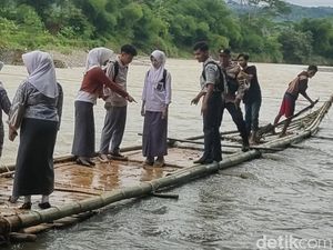Potret Siswa Pelosok Cianjur ke Sekolah Sambil Bertaruh Nyawa