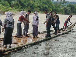 Potret Siswa Pelosok Cianjur ke Sekolah Sambil Bertaruh Nyawa