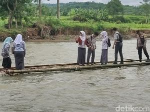 Seberat Ini Perjuangan Jadi Siswi di Pelosok Cianjur
