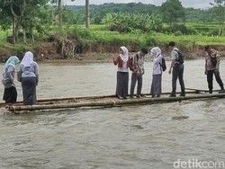 Seberat Ini Perjuangan Jadi Siswi di Pelosok Cianjur