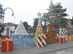 Pohon Natal hingga Kado Raksasa Hiasi Sejumlah Titik Kota Surabaya