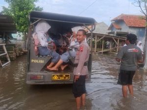 Aksi Polsek Losari Antar Siswa Pakai Mobil Patroli Saat Banjir Rob di Brebes