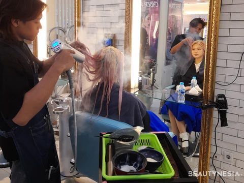 Proses crystal treatment di One Piece Hair Studio