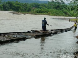Cerita Pejuang yang Menemani Siswa Cianjur Menantang Bahaya