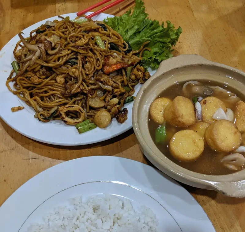Restoran keluarga legendaris di Jakarta Timur.