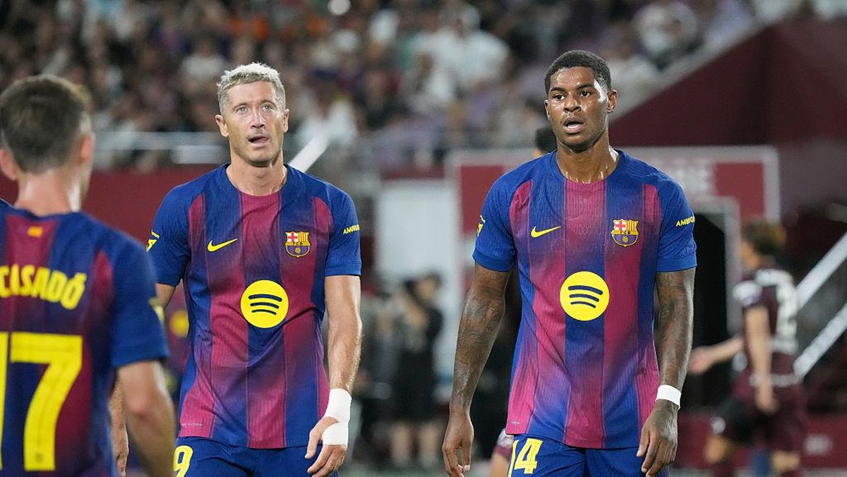 Robert Lewandowski dan Marcus Rashford (kanan). Foto: Getty Images/Koji Watanabe