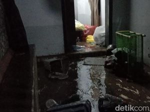 Cerita Warga Kota Malang yang Lantai Rumahnya Jebol Terdampak Banjir
