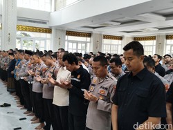 Polresta Sidoarjo Gelar Salat Gaib untuk Korban Bencana Sumatera