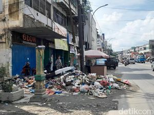 Sampah Menumpuk di Tepi Jalan Yos Sudarso Usai Banjir Surut