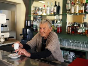 Sosok Barista Berusia 100 Tahun yang Masih Setia di Balik Meja Bar