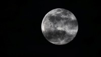 Supermoon Terakhir 2025 Tetap Memukau di Langit Berawan Bangkok
