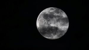 Supermoon Terakhir 2025 Tetap Memukau di Langit Berawan Bangkok