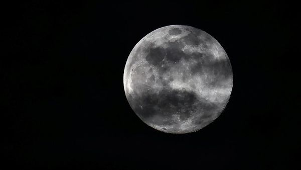 Supermoon Terakhir 2025 Tetap Memukau di Langit Berawan Bangkok