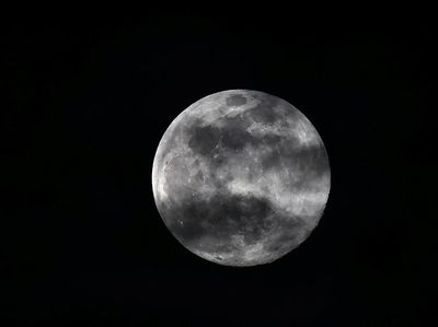Supermoon Terakhir 2025 Tetap Memukau di Langit Berawan Bangkok