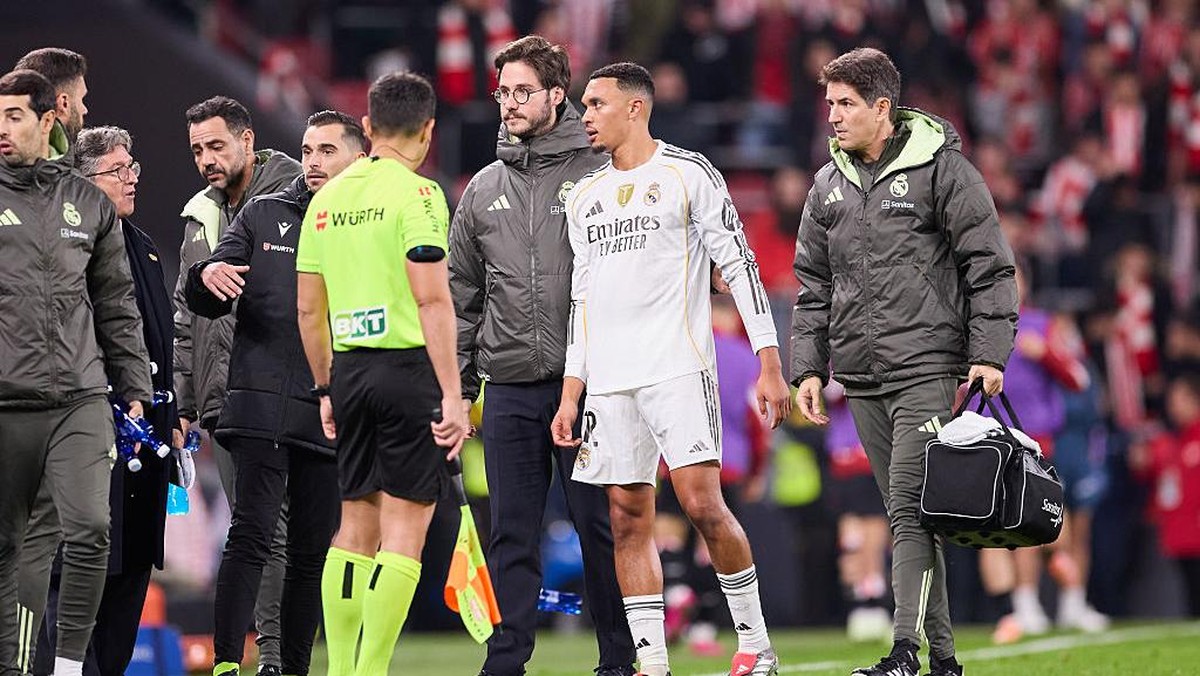 Trent ditarik keluar karena cedera saat melawan Bilbao. Foto: Europa Press via Getty Images/Europa Press Sports