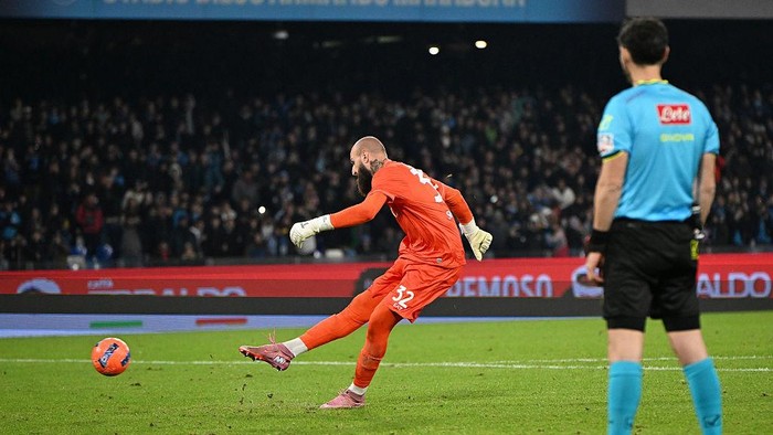 Kiper Napoli Jadi Pahlawan dalam Adu Penalti yang Tak Berkesudahan
