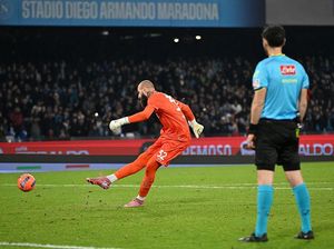 Kiper Napoli Jadi Pahlawan dalam Adu Penalti yang Tak Berkesudahan