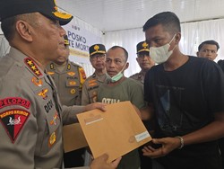 Wakapolri Temui Keluarga Korban Tewas Banjir Sumbar, Sampaikan Duka Cita