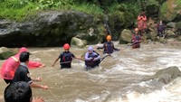 Ngeri! 5 Wisatawan Terjebak Arus Deras di Curug Seribu Bogor