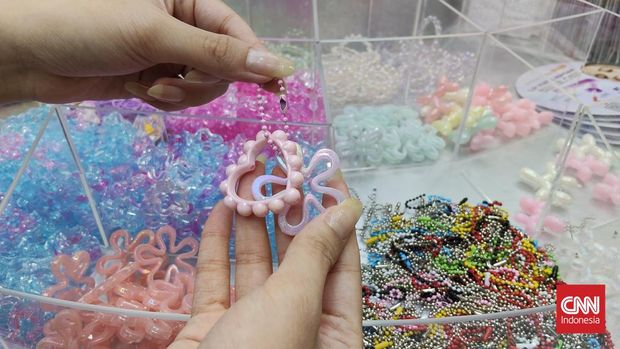 Jakarta X Beauty 2025 tak sekadar jadi wahana jual-beli produk kecantikan. Kamu tetap bisa berkreasi lewat DIY key chain dan bag charm, juga ada spot jajan dengan ragam kuliner kekinian.