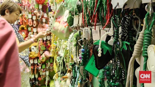 Jakarta X Beauty 2025 tak sekadar jadi wahana jual-beli produk kecantikan. Kamu tetap bisa berkreasi lewat DIY key chain dan bag charm, juga ada spot jajan dengan ragam kuliner kekinian.