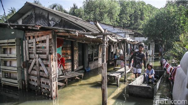 Air Laut Naik, Aktivitas Warga Marunda Tetap Berjalan di Tengah Rob