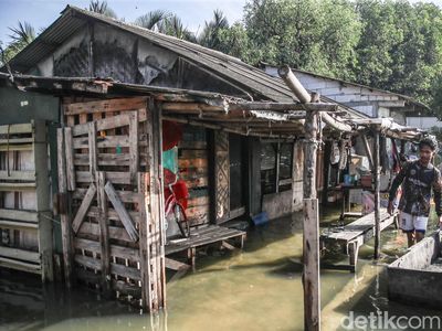 Air Laut Naik, Aktivitas Warga Marunda Tetap Berjalan di Tengah Rob