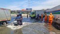 Video: Jalan di Kawasan JIS Terendam Banjir Rob, Sejumlah Motor Mogok