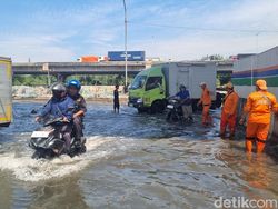 Video: Jalan di Kawasan JIS Terendam Banjir Rob, Sejumlah Motor Mogok