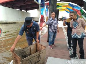 Viral Warga Palembang Buang Sampah ke Sungai, Camat SU I: ODGJ