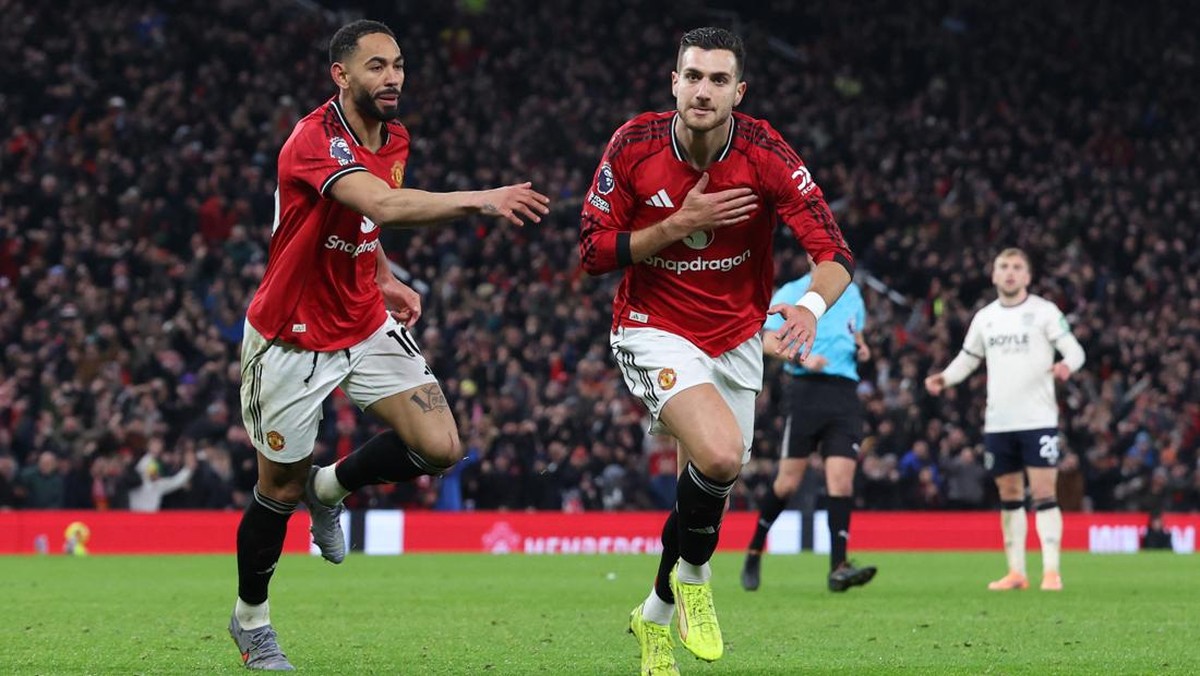 Bek Manchester United Diogo Dalot mengakui timnya justru cemas setelah unggul lebih dulu usai diimbangi West Ham United (Foto: REUTERS/Scott Heppell)