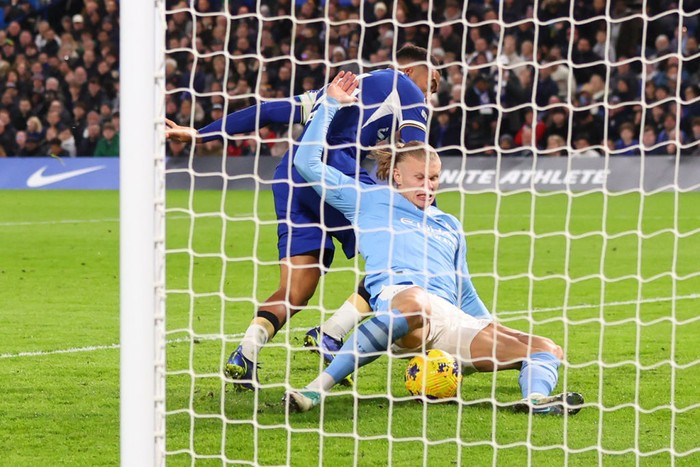 LONDON, ENGLAND - NOVEMBER 12: Manchester City's Erling Haaland scores their third goal during the Premier League match between Chelsea FC and Manchester City at Stamford Bridge on November 12, 2023 in London, United Kingdom. (Photo by Marc Atkins/Getty Images)