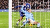 Ada satu anggota tubuh lain yakni paha bagian dalam Haaland yang dipakai buat mencetak gol. Itu di tahun 2023, ketika Manchester City diimbang tuan rumah Chelsea 4-4 (Getty Images/Marc Atkins)
