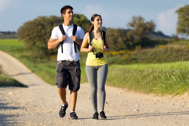 /Foto: Freepik.com/nensuria Rucking adalah metode jalan kaki sambil membawa beban yang bantu meningkatkan kekuatan otot dan stamina. Aktivitas ini dikenal mudah, tapi cukup efektif untuk membantu tubuh lebih fit.