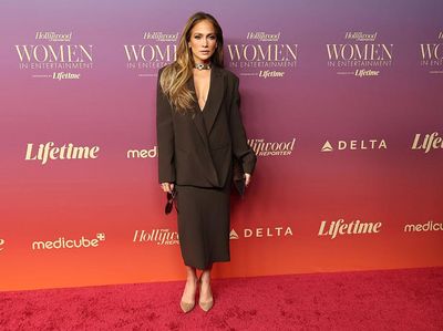 Foto: Gaya Bisnis Jennifer Lopez, Tetap Seksi dengan Blazer Tanpa Bra
