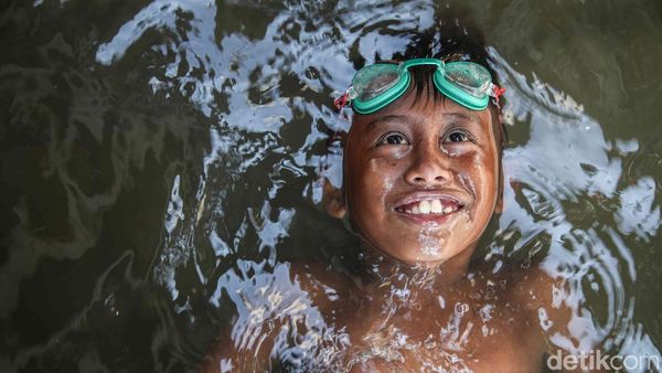 Genangan Rob Datang, Rutinitas Warga Muara Angke Tetap Berjalan