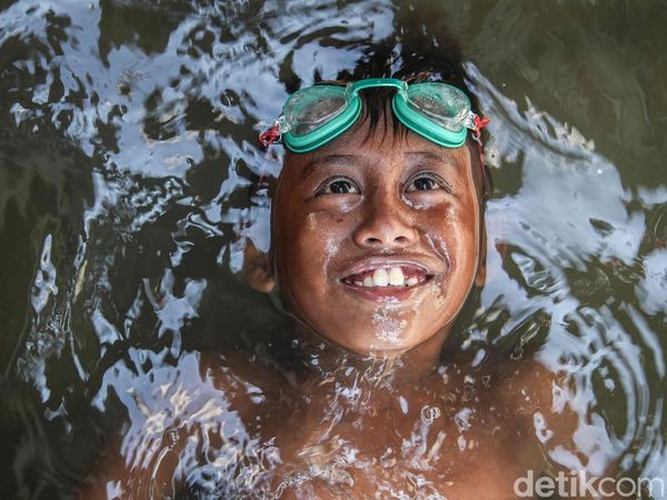 Genangan Rob Datang, Rutinitas Warga Muara Angke Tetap Berjalan