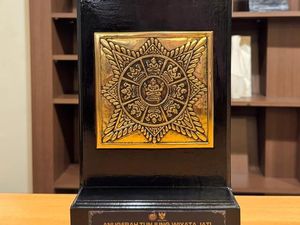 Gubernur Khofifah Raih Tunjung Wijaya Jati dari Komisi Informasi Jatim