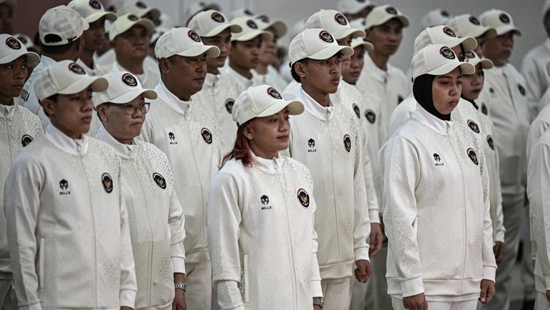 Sejumlah atlet mengikuti upacara pengukuhan tim Indonesia untuk SEA Games 2025 di Kantor Kemenpora, Jakarta, Jumat (5/12/2025). ANTARA FOTO/Fauzan
