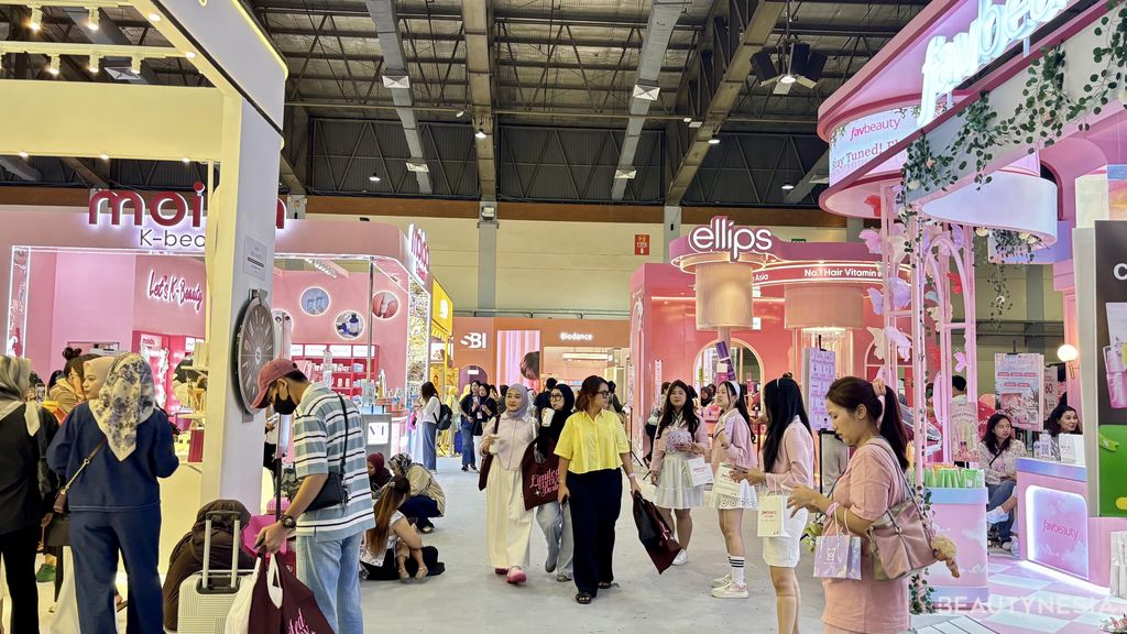 Beauty expo Female Daily X Beauty kembali hadir untuk kedua kalinya di Jakarta International Convention Center (JICC) pada 4 - 7 Desember 2025 ini. Kamu bisa mengunjungi sebagai agenda jalan-jalan sekaligus self rewards.