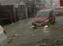 Jalan Selabintana Jadi Sungai, Drainase Tersumbat Sampah