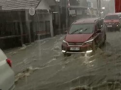 Jalan Selabintana Jadi Sungai, Drainase Tersumbat Sampah