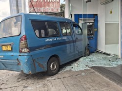 Angkot di Bogor Tabrak Pemotor dan Hantam ATM, Satu Orang Luka