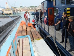 Kapal Pengangkut 1.250 Keping Kayu Ilegal Ditangkap di Perairan Batam