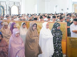 Khofifah & Warga Jatim Gelar Salat Ghaib untuk Korban Bencana Sumatera