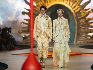 Kain Antik 100 Tahun Jadi Primadona di Koleksi 4 Dekade Adrian Gan Berkarya